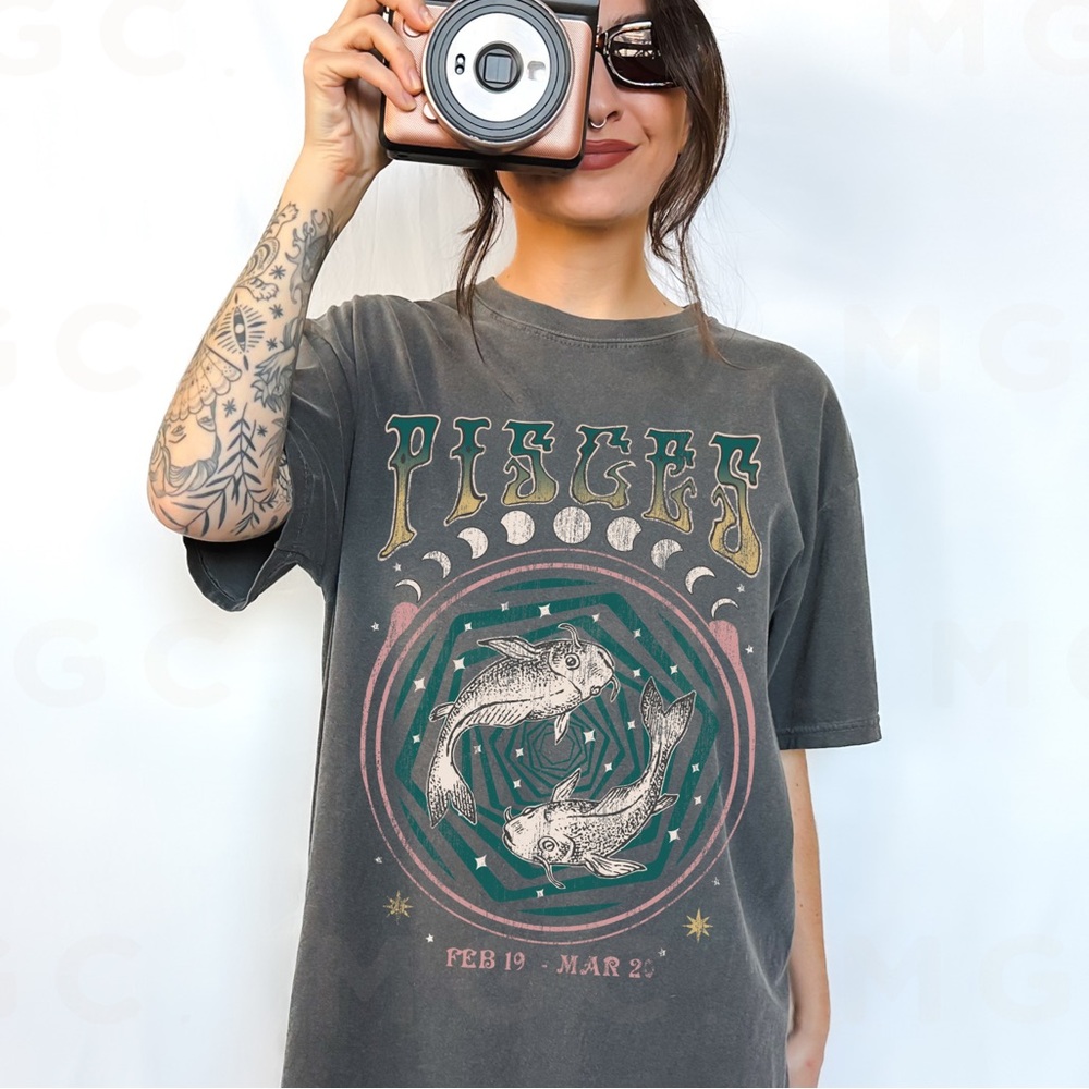 Comfort Colors Pisces Zodiac Astrology Celestial Distressed Graphic Tee